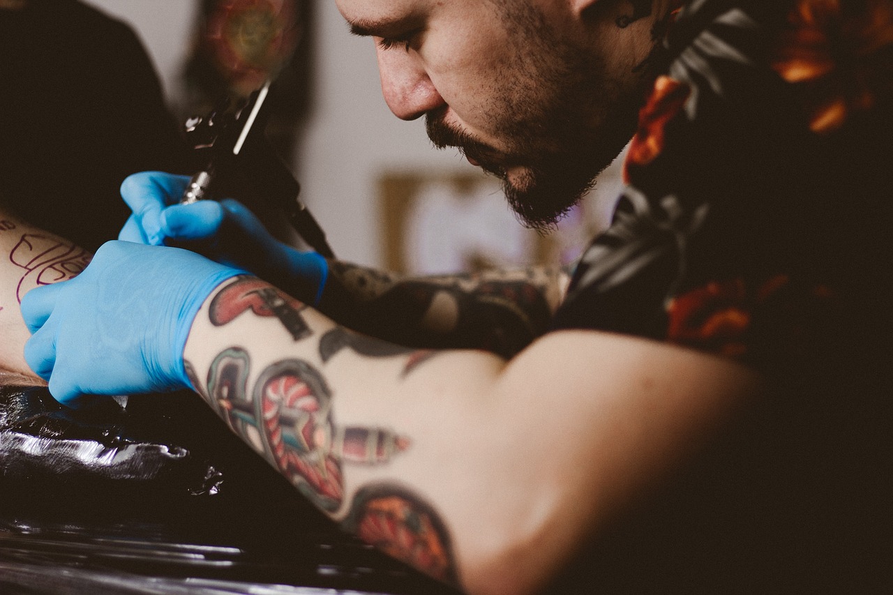 hand-2595610_1280 artist applying a small forearm tattoo