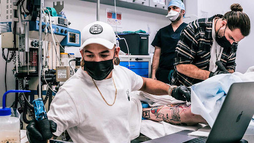 tattoo artists using anesthetics for longer sessions of tattooing