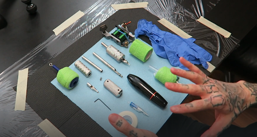 tattooer teaching other artists about different tattoo gun types